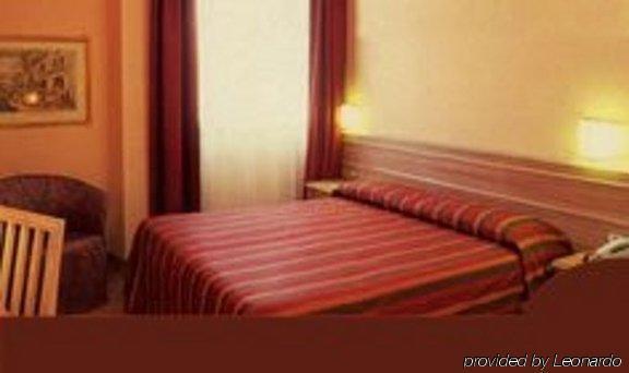 Hotel Ascot Binasco Habitación foto